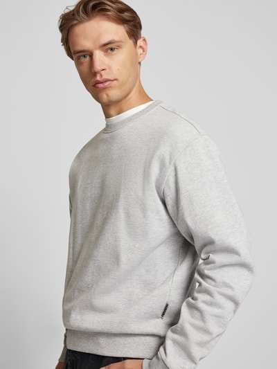 REVIEW Essentials Crewneck Sweatshirt Hellgrau Melange 3