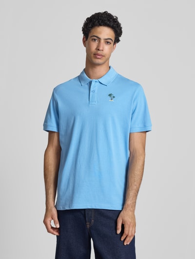 Männermodel trägt Regular Fit Poloshirt mit Stitching Modell 'FELISE' von Blend in Hellblau, reine Baumwolle, Knopfleiste, Nahaufnahme Oberkörper.