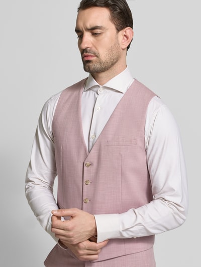 Männermodel trägt Regular Fit Weste mit Viskose-Anteil Modell 'Vitra' von CINQUE in zartem Rosa mit Knopfleiste, Nahaufnahme Oberkörper.
