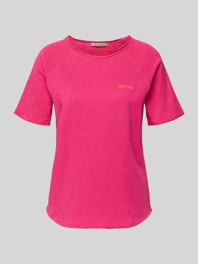 Produktfoto, T-Shirt mit Statement-Stitching und Rollsaum von Smith and Soul in kräftigem Pink, Reine Baumwolle, Gerader-Schnitt, Rundhalsausschnitt, Raglanärmel, gelbes Statement-Stitching, abgerundeter Rollsaum, schlichte Textur, Rückenlänge 63 cm bei Größe S