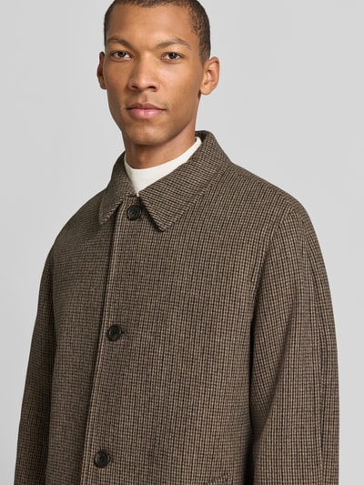 Männermodel trägt Regular Fit Mantel aus Woll-Mix Modell 'RONNIE' von Selected, braunes Karomuster, Nahaufnahme Oberkörper, Herren Trenchcoat.