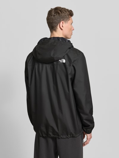 Männermodel trägt schwarze Jacke mit Kapuze von The North Face, Regular Fit, Label-Print, Reißverschlusstaschen, Ganzkörperansicht Rückansicht.