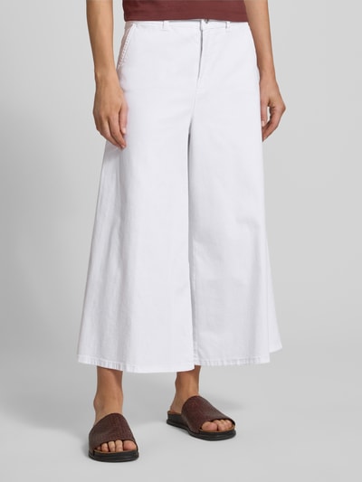 Kobiece modelka nosi Wide Fit Jeans in verkürzter Passform Modell 'Ella' od MAC, elastyczny bawełniany materiał, białe, szerokie nogawki, kieszenie z tyłu, długość 7/8, szerokość w rozmiarze 36: 41 cm, długość nogawki od wewnątrz w rozmiarze 36: 58 cm, front całej sylwetki.