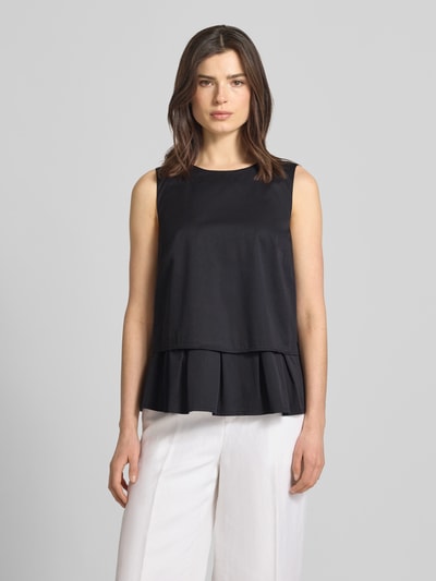 Frauenmodel trägt Blusenshirt mit Volantsaum und Rundhalsausschnitt von Marc Cain in Schwarz, Baumwoll-Mix, Ganzkörperansicht von vorne.