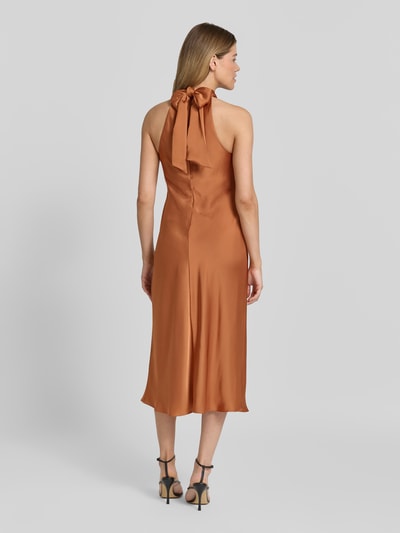 Vrouwenmodel draagt Tailliertes Cocktailkleid mit Bindeband-Detail van Lauren Ralph Lauren in koperbruin, gladde stof, Ganzkörperansicht Rückansicht.