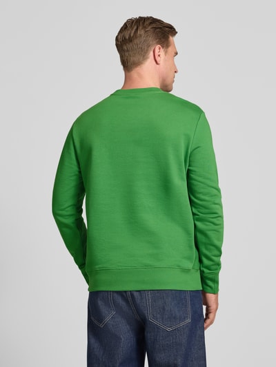 Männermodel trägt Regular Fit Sweatshirt mit Rundhalsausschnitt von PAUL SMITH in Grün aus reiner Baumwolle mit Stitching, Ganzkörperansicht Rückansicht.
