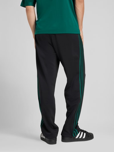 Mannenmodel draagt Regular Fit Sweatpants met katoen van adidas Originals, look: effen, regular fit, logostitching, galonstrepen, boord elastisch, materiaalverwerking: sweat. Ganzkörperansicht Rückansicht.