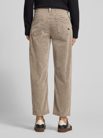 Männermodel trägt spodnie sztruksowe Relaxed Fit Cordhose aus Baumwoll-Mix Modell 'Malibu' von Buena Vista, beżowy kolor, tekstura prążkowana, Damen Cordhose von Buena Vista, Ganzkörperansicht Rückansicht