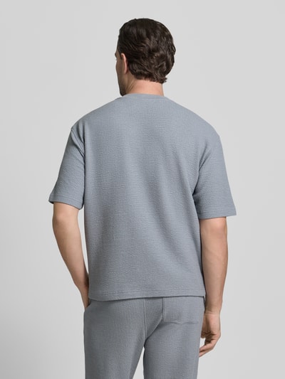 Männermodel trägt Relaxed Fit T-Shirt mit Rundhalsausschnitt von JAKE*S STUDIO MEN, Modal-Baumwoll-Mix, Strukturmuster, Rückansicht Ganzkörperansicht.