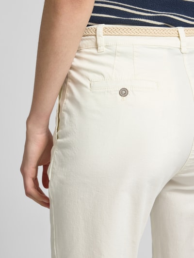 Frauenmodel trägt Casual Fit Chino mit Baumwoll-Anteil von Christian Berg Woman in Creme mit Damen Gürtel, Gesäßtasche und Seitentaschen, Baumwoll-Mix, Verkürzt, Detailaufnahme Rückansicht.