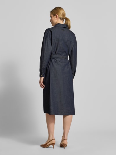 Frauenmodel trägt Hemdblusenkleid in Denim-Optik mit Bindegürtel von ARMANI EXCHANGE, dunkelblau, reine Baumwolle, Rückansicht, Midilänge