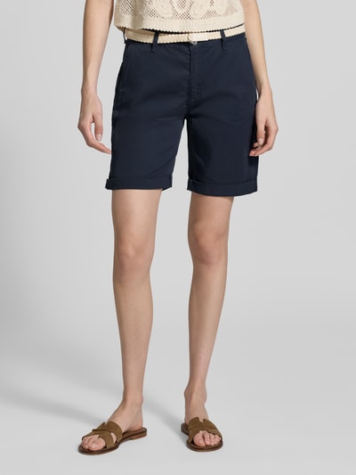 Frauenmodel trägt Chino-Shorts mit Gürtel von MAC aus Baumwoll-Elasthan-Mix, Regular-Fit, mit Eingrifftaschen, Ganzkörperansicht von vorne.