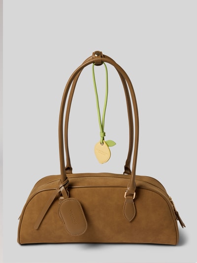 Produktfoto, Shoulder Bag in Leder-Optik Modell 'Nibe' von Seidenfelt in warmem Braun, glatte Textur, Reißverschlussfach, grünes Anhänger-Detail, 42x44x11 cm, Schulterriemen 40 cm, für Damen