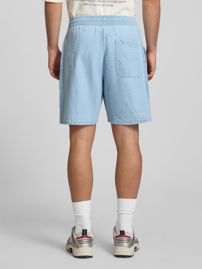 Männermodel trägt Shorts mit elastischem Bund von REVIEW aus Reine Baumwolle, Regular-Fit, hellblau, Tunnelzug, Ganzkörperansicht Rückansicht.