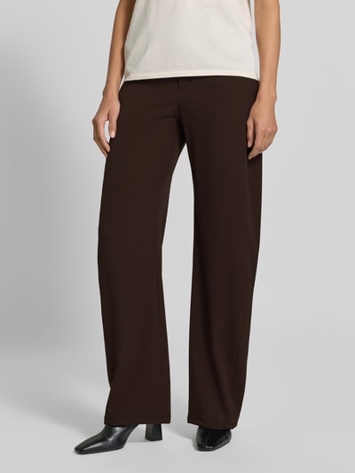 Vrouwenmodel draagt Barrel Fit stoffen broek met viscose van DRYKORN, elastische materiaalmix, knoop- en ritssluiting, steek- en strookzakken, bandwijdte maat 27/34: 37 cm, binnenbeenlengte 80 cm, vooraanzicht heup tot voet.