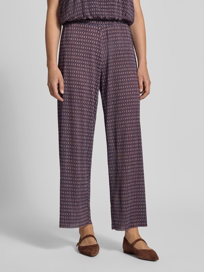 Vrouwenmodel draagt Wide Fit broek met elastische band van Rich & Royal, plooien look, bloemen all-over print, maat S, vooraanzicht volledige lichaam.