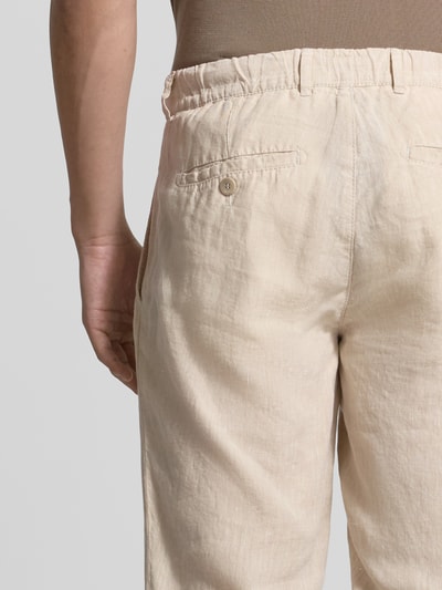 Männermodel trägt Slim Fit Leinenhose aus reinem Leinen Modell 'Fabio' von Brax, Optik: Unifarben, Detailaufnahme Rückansicht.
