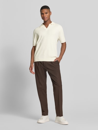 Męski model nosi Strickshirt mit Polokragen und V-Ausschnitt od JAKE*S STUDIO MEN, bawełniana mieszanka, krój regular fit, pełny widok z przodu.