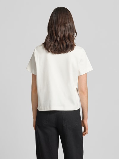 Vrouwenmodel draagt oversized T-shirt uit puur katoen model 'SARA METTE' van Vero Moda, look: effen, motiefstitching, ronde hals, korte mouw, jersey, materiaal: puur katoen, geheelbeeld rugaanzicht