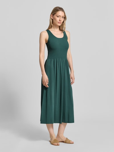 Vrouwenmodel draagt groene A-lijn tricotjurk uit viscosemix model 'CALIBRI' van Weekend Max Mara, dames, geheel lichaamsvooraanzicht.