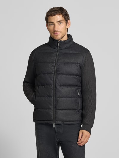 Männermodel trägt Steppjacke mit Stehkragen und Zweiwege-Reißverschluss von Christian Berg Men in Dunkelgrau, Ganzkörperansicht von vorne. Context: Herren Steppjacke Regular Fit, Reißverschlusstaschen, Rückenlänge 70 cm, Schulterbreite 51 cm, Brustweite 60 cm, Ärmellänge 69 cm.