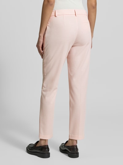 Frauenmodel trägt Hose mit Bügelfalten von Christian Berg Woman Selection in zartem Rosa, Material-Mix, Gesäßtasche, Ganzkörperansicht Rückansicht.
