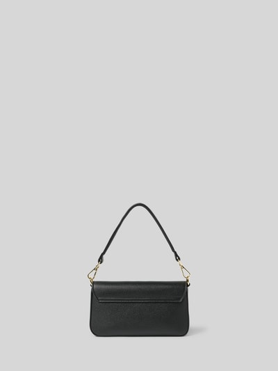 Produktfoto, czarna torebka z detale z logo i zawieszka, model 'RYTA' od VALENTINO BAGS, zapięcie na zatrzask, pasek na ramię z karabińczykiem, szerokość w rozmiarze 1: 22 cm, długość w rozmiarze 1: 12 cm, głębokość w rozmiarze 1: 3 cm, długość paska na ramię w rozmiarze 1: 123 cm