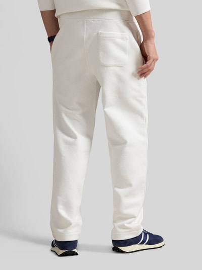 Männermodel trägt Comfort Fit Jogpants aus Baumwoll-Mix von Polo Ralph Lauren in Weiß mit Gesäßtasche, Sweat-Struktur, Ganzkörperansicht Rückansicht.