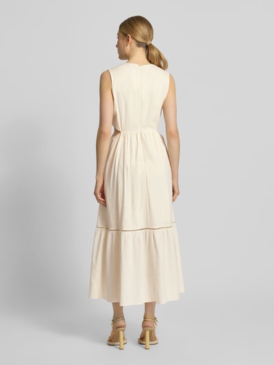 Frauenmodel trägt Midikleid aus Leinen-Mix mit Viskose-Anteil von JAKE*S STUDIO WOMAN in Creme, taillierte Passform, Lochstitching, Rundhalsausschnitt, Ärmelloses-Design, Rückenlänge 128 cm, Brustweite 41 cm, Ganzkörperansicht Rückansicht.