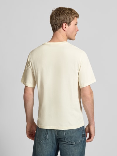 Männermodel trägt T-Shirt mit Label-Print Modell 'NIAGARA' von JACK & JONES, Reine Baumwolle, Gerader Schnitt, Rückenlänge 67 cm, Ganzkörperansicht Rückansicht.
