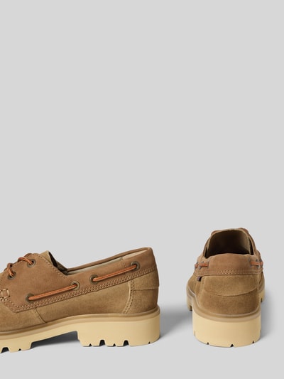 Produktfoto, Bootsschuhe aus beschichtetem Leder Modell 'Cleyhill' von Clarks in Braun, Label-Detail, profilierte helle Sohle, robuste Textur