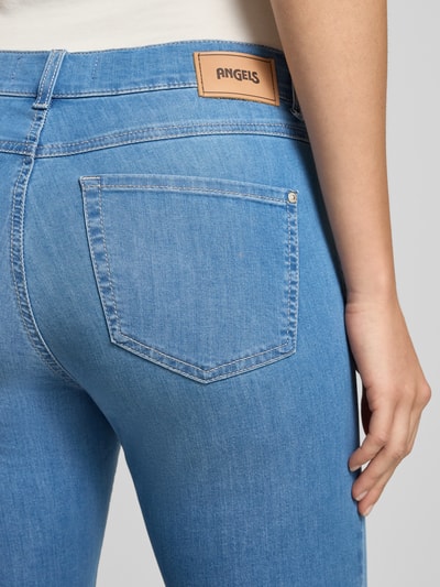 Frauenmodel trägt Caprijeans mit Eingrifftaschen Modell 'Anacapri' von Angels, blauer Baumwoll-Mix, Slim Fit, Nahaufnahme Rückansicht.