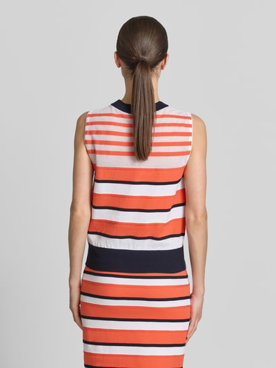 Frauenmodel trägt Pullunder aus Lyocell-Mix im Allover-Look von Marc Cain, mehrfarbig gestreift, Regular-Fit, Rückenlänge 52 cm, Ganzkörperansicht Rückansicht.