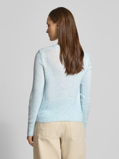 Frauenmodel trägt Regular Fit Strickjacke mit einreihiger Knopfleiste Modell 'ELLA' von ONLY, Optik: Unifarben, Materialverarbeitung: Strick, Ganzkörperansicht Rückansicht.