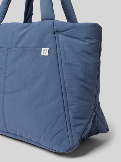 Produktfoto, Shopper mit Label-Detail Modell 'SIRIA SASJA' von MSCH COPENHAGEN in Blau mit weicher strukturierter Oberfläche, Hauptfach mit Druckknopfverschluss, Innentasche mit Reißverschluss, Tragehenkel, Maße: 54 cm Breite, 34 cm Länge, 22 cm Tiefe, Schulterriemen 61 cm.