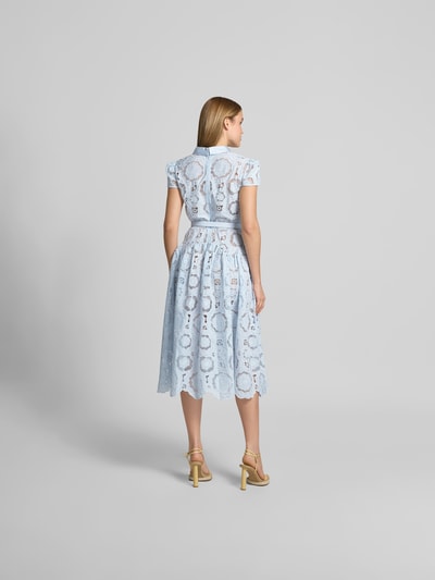 Frauenmodel trägt Midikleid aus floraler Spitze von Self-Portrait in Hellblau, taillierte Passform, Stehkragen, blickdichtes Unterkleid, kurzärmelig, Gesamtlänge 118 cm, Brustweite 38 cm, Ärmellänge 13 cm, Taillenweite 36 cm, Ganzkörperansicht Rückansicht.