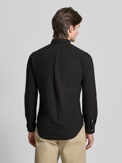 Męski model nosi Slim Fit Freizeithemd aus reiner Baumwolle von Polo Ralph Lauren, czarna bawełna, długi rękaw, widok całej sylwetki z tyłu.