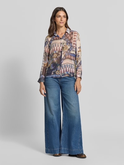 Vrouwenmodel draagt Regular Fit overhemdblouse uit zuiver viscose met overhemdkraag en knoopsluiting van Milano Italy, dames, langemouwen, ruglengte maat 36: 61 cm, mouwlengte maat 36: 61 cm, kleurrijke print, voorkant volledige lichaamsweergave.