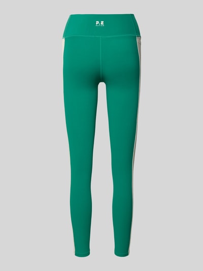 Produktfoto, Slim Fit Leggins mit Logo-Print Modell 'Dynamic' von P.E Nation, grün mit weißen Seitenstreifen, elastischer Material-Mix