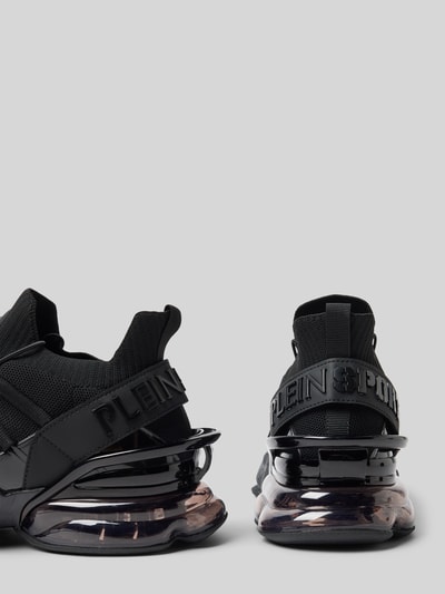 Produktfoto, Sneaker mit Schnürverschluss von PLEIN SPORT, schwarzer Material-Mix, Label-Detail, strukturierte Sohle, abgerundete Spitze, Absatzhöhe 6 cm, Schafthöhe 11 cm, Schaftweite 7 cm