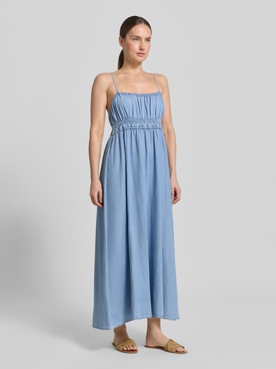 Frauenmodel trägt Damen Midikleid aus Lyocell-Mix mit Baumwoll-Anteil, Denim-Optik, Spaghetti-Träger, Modell 'Ibiza' von Mango, tailliert, Ganzkörperansicht von vorne.