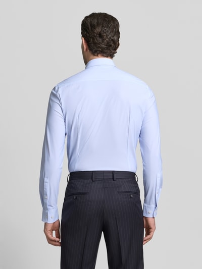 Männermodel trägt Slim Fit Business-Hemd mit Kentkragen von Jake*s in Hellblau, Elastischer-Material-Mix, Langärmelig, Sportmanschetten, Ganzkörperansicht Rückansicht. Rückenlänge 66 cm, Schulterbreite 43 cm, Ärmellänge 66 cm.