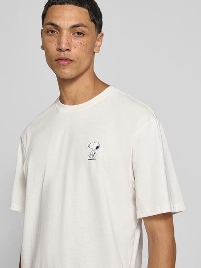 Mannelijk model draagt oversized t-shirt uit zuivere katoen model 'PEANUTS' van ONLY, Heren t-shirt, gebroken wit, gladde stof, Nahaufnahme Oberkörper.