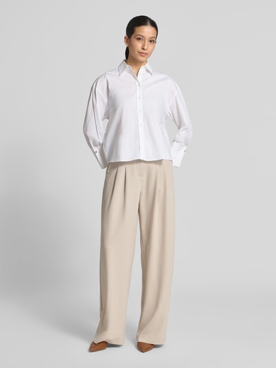 Frauenmodel trägt High Waist Hose mit Viskose-Anteil Modell 'Mirabelle Michelle' von MSCH Copenhagen, Material-Mix, Eingrifftaschen, Hakenverschluss, Beige, glatte Textur, Ganzkörperansicht von vorne.
