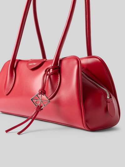Produktfoto, Henkeltasche mit Label-Prägung Modell 'EMBLEM TRIO SHOULDER BAG' von CK Calvin Klein, gładka czerwona faktura, damska torebka