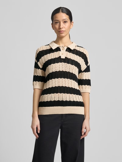 Modelka kobieca ma na sobie Strickpullover aus Baumwoll-Kaschmir-Mix Modell 'DARLEEN' od GUIDO MARIA KRETSCHMER WOMAN, beżowo-czarne paski, krój regular fit, polokrag, długość pleców 57 cm, długość rękawa 29 cm, widok całej sylwetki z przodu.