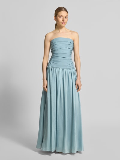 Vrouwenmodel draagt Maxikleid im Off-Shoulder-Look van Jake*s Cocktail, katoenmix met stretch, A-lijn, draperingen, lichtblauw, Ganzkörperaanzicht van voren.