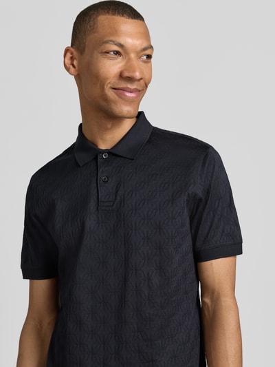 Männermodel trägt Modern Fit Poloshirt mit Strukturmuster Modell 'Roberto' von JOOP! Collection, Reine Baumwolle, Nahaufnahme Oberkörper.