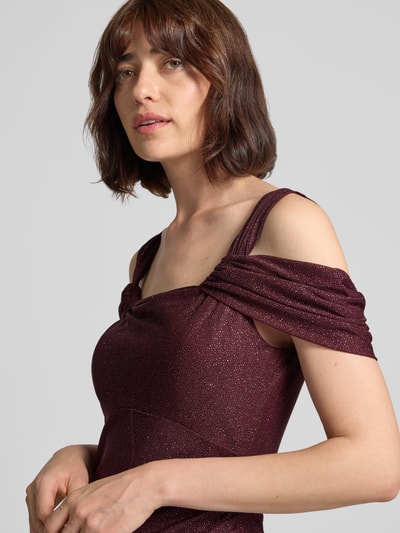 Frauenmodel trägt Empire Abendkleid aus Chiffon von Vera Mont in Dunkelrot mit Glitzereffekt, Nahaufnahme Oberkörper. Damen Abendkleid von Vera Mont.