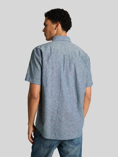 Männermodel trägt Relaxed Fit Freizeithemd aus Leinen-Baumwoll-Mix von Tom Tailor Denim, Optik: Unifarben, Flammgarn, Ganzkörperansicht Rückansicht.